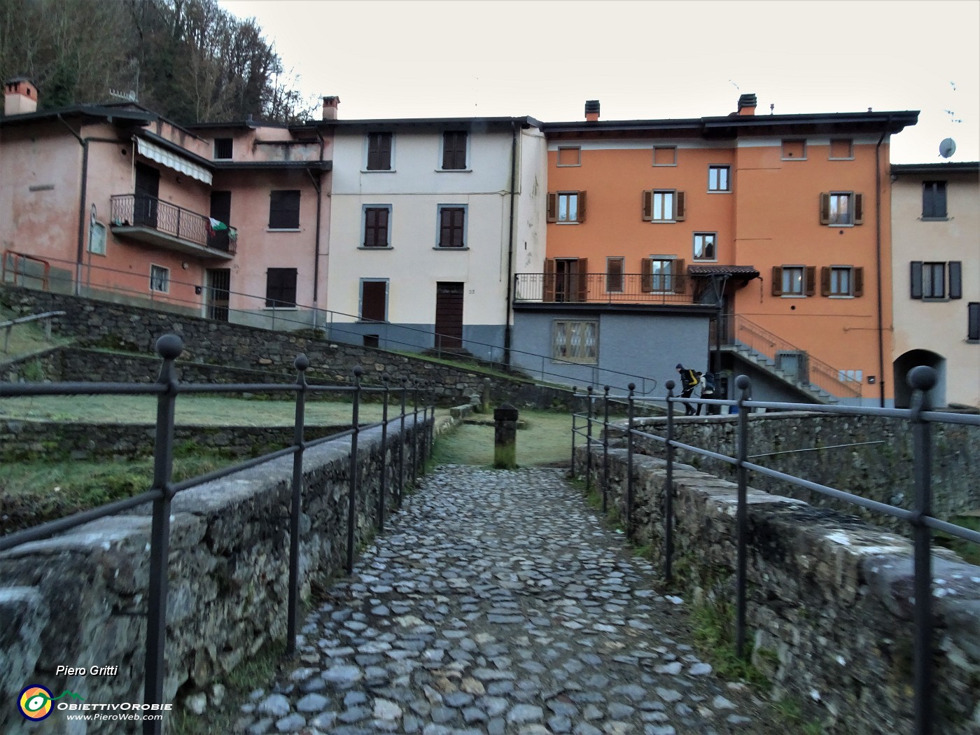 11 A Romacolo presso Trattoria Breve Respiro partiamo per Grumello-Grimolto passando sul ponticello a dx.JPG